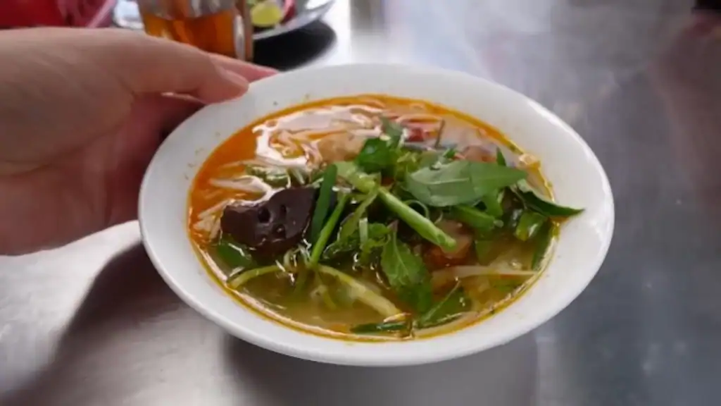 Hue street food vs Hoi An comparison showing authentic bun bo Hue noodle soup
