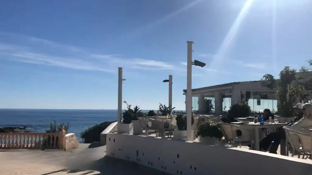 Moraira restaurants worth visiting feature El Chamizo with panoramic coastal views.