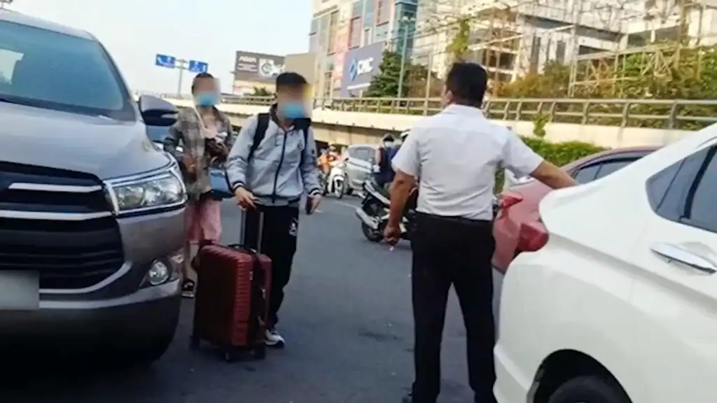 Grab Taxi Service Transporting Visitors to Hoi An Beaches with Luggage Loading at Pickup Point