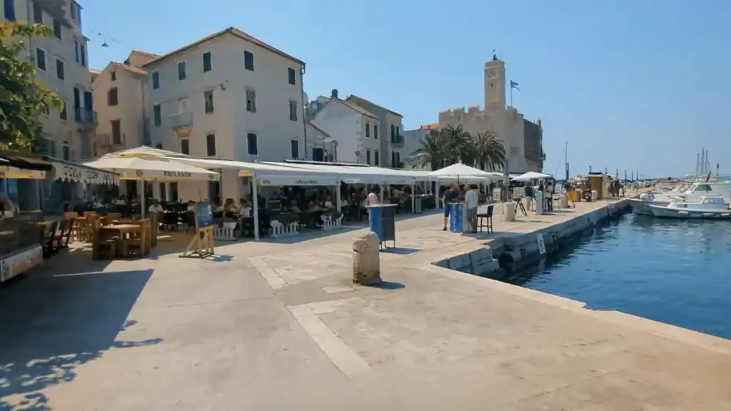 Dining at Komiลพa waterfront cafes