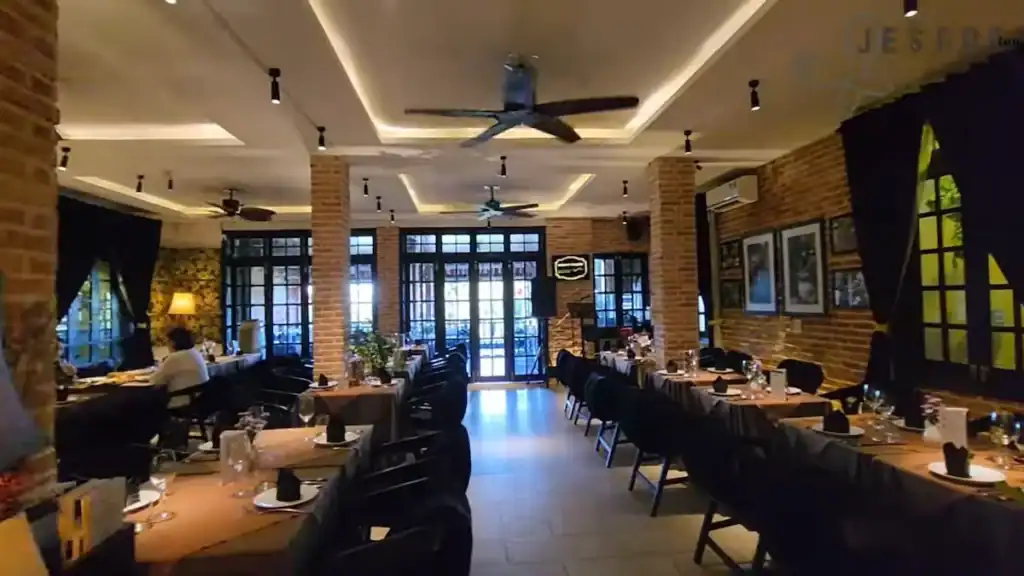 Morning Glory Restaurant offers upscale dining