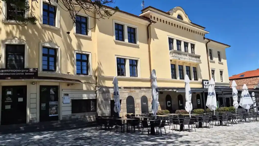 Bansko year round destination featuring historic old town building with outdoor cafe seating