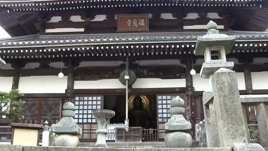 Kinosaki vs Arima - Onsen-ji temple in Arima with traditional architecture and stone lanterns