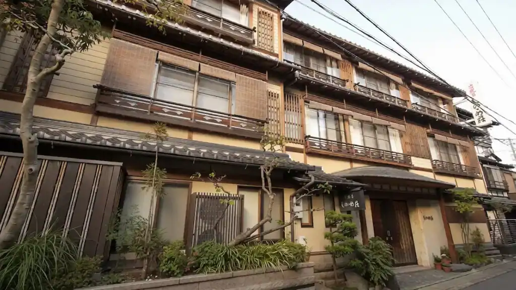 Kinosaki Budget Ryokans - Sinonomesou Inn traditional three-story wooden building with lattice balconies
