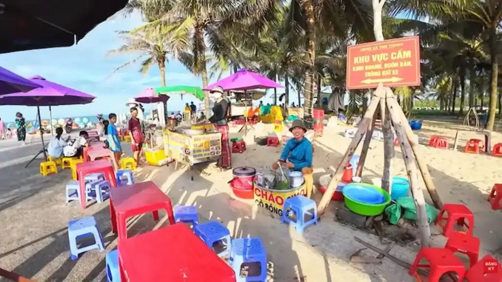 Tam Ky beachfront street food stalls offer cheap alternative to expensive restaurant dining