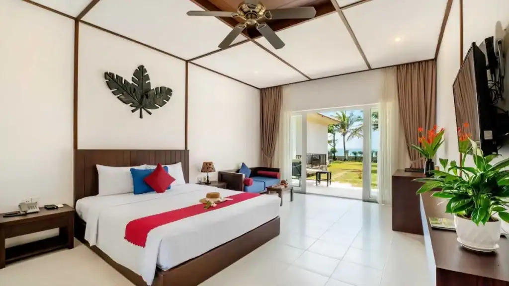 Tam Thanh Beach Resort room in Tam Ky offers cheap alternative to Hoi An beachfront accommodations
