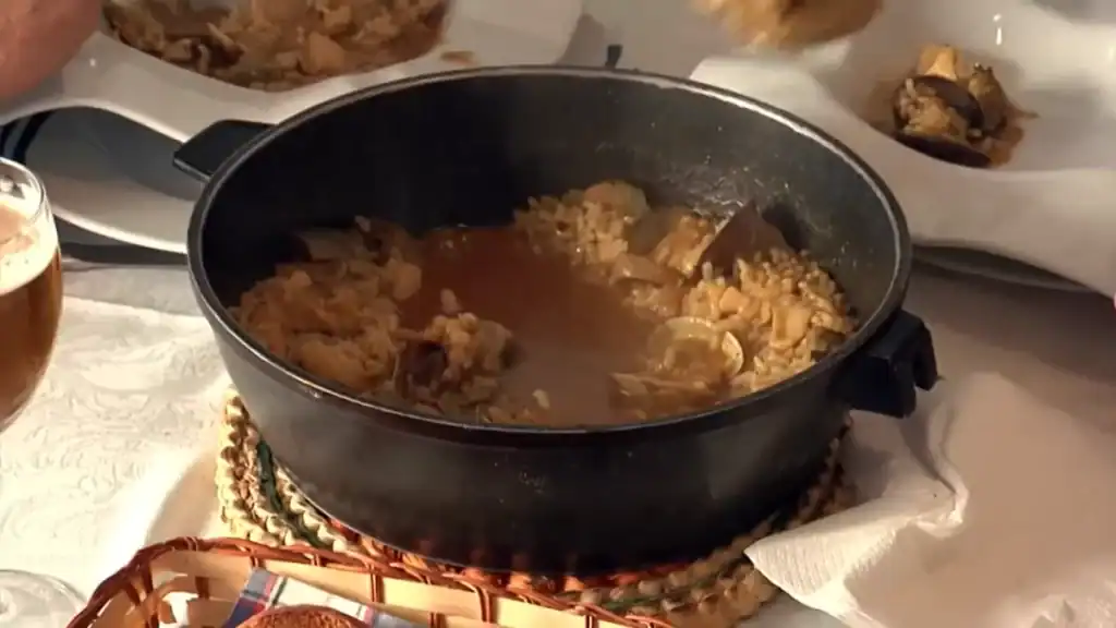 Moraira restaurants worth visiting serve authentic paella at El Racรณ de L'Arrรฒs.