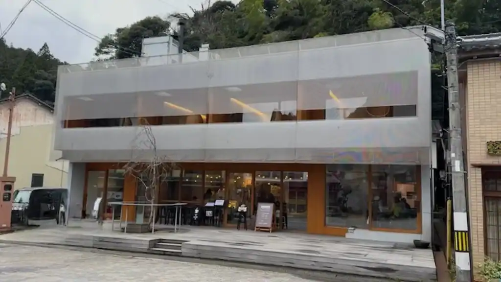 Kinosaki Budget Ryokans - UTSUROI Tsuchiya Annex Hotel modern white facade with glass windows