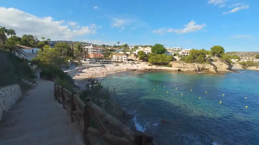 Moraira vs Calpe coastal path overlooking turquoise cove and beach.