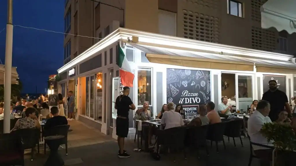 Moraira vs Calpe evening dining with Italian restaurant and outdoor tables.