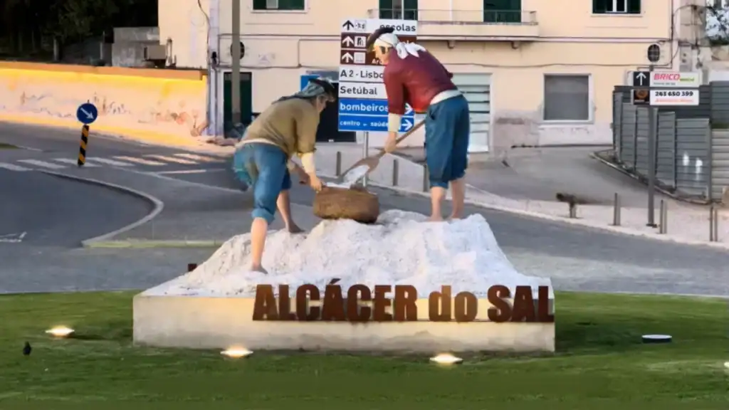 Roundabout sculpture of two salt workers harvesting a mound of salt at town entrance